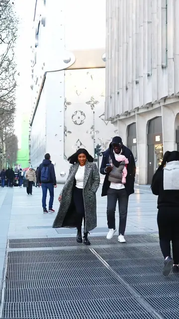 Joyeuse fête des père. Merci pour tout ce que tu fais pour moi. Merci pour la paix, merci pour le bonheur. Sache que je t’aime énormément. Aujourd’hui, je te parle non seulement comme ta fille, mais aussi comme une personne que tu as profondément changée de manière positive. Je me sentais très seule dans ma vie. Je n’ai jamais ressenti la présence d’un papa à mes côtés. Mais avec toi, tu as comblé tous les vides. Je ne saurais expliquer tout ce que je ressens pour toi. Tu as transformé cette enfant qui souffrait en silence. Tu l’as aimée, tu l’as chérie… Et sache que je ne te remercierai jamais assez pour ça. Je t’aime profondément. Parfois, je pleure en silence, par peur de te perdre, parce que tu es une personne formidable, exceptionnelle, aimante, avec tellement de personnalité. J’espère te garder auprès de moi pour l’éternité. Je souhaite finir ma vie avec toi, car tu es le père que je n’ai jamais eu. Merci, Doro. Les années passent vite, mais je ne regretterai jamais de t’avoir rencontré. Je te vois comme une personne avec qui je dois accomplir ma mission sur cette Terre. J’ai toujours eu mal de voir les autres accompagnés de leur papa, alors que moi je n’en avais pas. Mais tout a changé le jour où je t’ai connu. Merci pour tout. Aujourd’hui, tu as fait de moi une femme, une maman. Tu m’as donné la plus belle des filles. Je ne te quitterai jamais, jamais de la vie, car tu ne mérites pas d’être trahi. Tu es un homme entier, et je ne te remercierai jamais assez pour tout ce que tu m’as apporté. Je t’aime fort. Et elle (notre fille) te dit aussi : “Joyeuse fête des Pères.” Je sais qu’un jour, elle me remerciera de t’avoir choisi comme papa. #rackyaidara #dorogaye #fêtesdespères #pourtoi