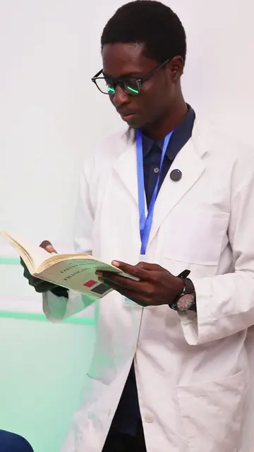 Ate bor faye, gor sa wax ja. Nous avons grandi dans une société qui a toujours accordé de la valeur à la parole donnée, et qui a toujours enseigné aux enfants le respect de leurs engagements, notamment le remboursement des dettes. Même si, aujourd’hui, la vie à distance nous pousse parfois à montrer les facettes les plus sombres de nous-mêmes, n’oublions pas qu’une dette se rembourse, et qu’une parole donnée se respecte. Sinon, Magal bi, mba bén bor du leen topp ?