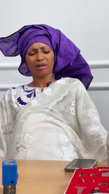 la naissance d’un enfant est l’un des plus beaux miracles  Mais trop souvent, ce moment sacré devient aussi une source de pression et de gaspillage. En plus de donner la vie, certaines femmes se retrouvent contraintes de donner des cadeaux à leur belle-famille, d’organiser des cérémonies coûteuses juste pour plaire ou prouver qu’elles existent. On oublie que la femme qui vient d’enfanter porte déjà le plus grand poids : celui du corps, de l’âme et de la responsabilité. Elle devrait être celle qu’on honore, pas celle qu’on endette. Chacun devrait apprendre à vivre selon ses moyens, sans suivre la foule ni céder aux regards des autres. Célébrer la vie, oui  mais sans transformer la joie en fardeau. Mani nanu def lignu atane ! Yak bu bari Febar la