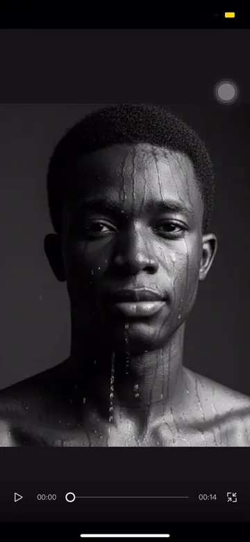 Partie 6: prompt Gemini 1-Ouvrez Gemini 2-Importez votre photo  2-Collez un prompt  Prompt 1: Portrait ultra-réaliste en noir et blanc d'un homme torse nu avec un visage mouille, regardant directement la caméra avec un regard confiant et intense. Ombres dramatiques, reflets forts, gouttelettes d'eau sur le visage et le coros. Look monochrome maussade, configuration du studio. ________________________ Prompt 2:Créer à partir de mon image Portrait ultra-détaillé d'un homme sous une pluie de néons. Son visage est humide, brillant et éclairé par des néons roses, violets et bleus électriques vibrants. Esthétique maussade et cinématographique, gouttelettes d'eau sur la peau et les cheveux. Fond bokeh, faible profondeur de champ, éclairage dramatique, look émotionnel et rêveur. #gemini #prompt #astuce #ia #senegal #men