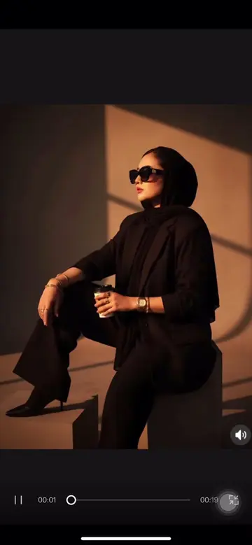 Partie 7: prompt Gemini 1-Ouvrez Gemini  2-Importez votre photo  3-Collez un prompt  Prompt 1: Modifiez cette photo pour vous asseoir dans le studio photo avec le reflet de la lumière du crépuscule. Il portait une tenue entièrement noire : blazer oversize et pantalon oversize noir, portant des lunettes de soleil. Portant des chaussures noires. Long hijab pashmina noir. Portant des montres dorées et des accessoires dorés à portée de main. Ang sur le côté, tenant une tasse à emporter. Style élégant et avant-gardiste avec une sensation mystérieuse. _______________________ Prompt 2: Créer une image L'image montre une femme allongée sur le côté, posant son visage et ses mains sur une surface en miroir qui reflète son image. Elle est similaire à cette image avec ses cheveux collés, noirs avec quelques mèches lâches à l'avant. Son regard est tourné vers le côté, véhiculant une expression de sérénité et de contemplation. Le point culminant du maquillage est frappant : lèvre nue, yeux soulignés d'un eye-liner noir, cils naturels, la couleur des yeux est noire, vos ongles sont peints en rouge et sont carrés. Sur son bras visible, elle porte un bracelet fin et délicat. L'arrière-plan est sombre, ce qui fait que le reflet sur la surface devient le deuxième point central de la composition, presque comme un miroir parfait qui double sa beauté et son expression, la photo étant au format vertical 4: 5 (1080 × 1350 px) de qualité 8k, conservant les vraies caractéristiques du visage de la femme, elle a les yeux noirs, les cheveux noirs raides et deux trous dans l'oreille avec des boucles d'oreilles argentées en forme de cœur, son visage est un peu sur le côté, la photo doit être ultra-réaliste __________________ Prompt 3: à travers cette photo réalise un Portrait studio dramatique d'une femme le visage levé, de l'huile dorée coulant lentement sur sa tête et son corps. Fond sombre. Éclairage accentuant la brillance de l'huile. Style onction spirituelle et majestueuse." #gemini #prompt #astuce #ia #feminin