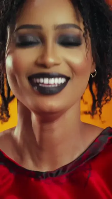 Pour être tout à fait honnête avec vous : non, ma vidéo n’est pas sponsorisée. Elle n’est pas le fruit d’un partenariat entre organisations, États ou structures de lutte contre le cancer. C’est une lutte personnelle. Mais rassurez-vous, je ne suis pas victime de cette maladie. J’ai simplement vu trop de choses pour rester silencieux : Des femmes contraintes de se faire couper les seins, D’autres de se raser la tête, Et des familles entières brisées, Faute de moyens, faute de soutien, faute d’espoir. Ma responsabilité, en tant que jeune, C’est de contribuer à une société plus consciente, plus saine et plus solidaire. Alors parfois, on identifie une cause, Et on décide de se battre, Même sans financement ni accompagnement. Mais on le fait avec fierté, Parce qu’au bout du compte, Si un seul cœur est touché, la mission est accomplie. Dire à une femme « nous sommes avec toi », Prévenir une sœur qui n’y pensait pas, C’est déjà avancer ensemble. Mes véritables partenaires, Ce sont vous, qui me suivez, me soutenez, et me donnez de la force.  Ce combat contre le cancer du sein, nous devons le gagner. Et moi, avec mon équipe,Nous restons ouverts à toutes et à tous les acteurs prêts à marcher à nos côtés.  Dafadoy Tenue @BÉA  Makeup @Satou Beauty Studio 💄✨