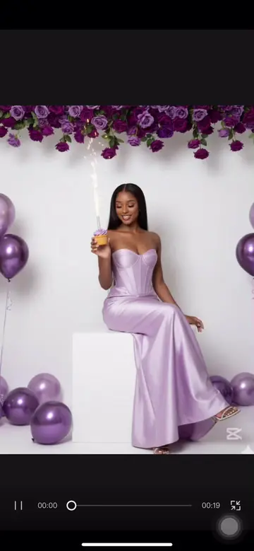 #JuPartie 13:Prompt Gemini  1-ouvrez Gemini 2-Importez votre photo  3-Collez un prompt  Prompt 1: Transforme mon image en un portrait glamour d'une jeune femme (même visage et même teint)aux longs cheveux foncés et lisses, maquillage prononcé avec des lèvres brillantes, assise sur un cube blanc brillant. Elle tient un cupcake avec une fontaine lumineuse en train de s'allumer. Elle porte une robe de soirée bustier en satin lilas ou lavande clair, style corset, ajustée au niveau du buste et de la taille, avec une jupe longue et évasée. Ses jambes sont légèrement pliées. En arrière-plan, un arc dense de roses de couleur violet foncé à lilas est suspendu, créant un fond floral luxuriant. Des ballons de couleur violette, de différentes nuances, sont également dispersés à l'arrière-plan, notamment flottant sur les côtés. Au premier plan, de grands ballons en aluminium brillants  sont visibles. Le sol est blanc et le fond est un mur de studio blanc pur, avec un éclairage doux et flatteur qui crée des ombres minimales et un aspect propre et lumineux. La composition est centrée, le corps entier de la femme est visible. Le style de photographie est glamour et élégant, avec une esthétique de photographie de mode haut de gamme pour un anniversaire. _____________________ Prompt 2: Génère une image où la femme sur la photo célèbre son 24e anniversaire dans un studio luxueux, corps entier au format vertical 9: 16. Elle a 24 ans même visage et même teint, un maquillage naturel léger et des lèvres roses. Elle porte un hijab en satin noir élégant et élégant, soigneusement coiffé sans détails, encadrant son visage avec grâce. Elle est assise sur un bloc blanc, les jambes légèrement pliées, posant gracieusement tout en tenant un gâteau d'anniversaire noir moderne décoré de chaînes dorées, de sphères noires et d'un texte minimaliste doré "Joyeux anniversaire". Elle porte une modeste robe de soirée noire à manches longues avec des strass étincelants sur la zone du buste, associée à un châle en fourrure en fausse plume drapé sur ses bras, donnant un look chic et glamour tout en conservant sa modestie. Sa tenue est moderne d'inspiration occidentale mais entièrement recouverte conformément au style hijab. Elle est entourée de ballons métalliques noirs et dorés flottants, y compris de grands ballons numériques brillants en aluminium "2" et "4" au premier plan. L'arrière-plan est un mur de studio minimaliste blanc pur avec un projecteur circulaire doux projeté derrière elle, créant un effet d'éclairage high-key lisse. Plus de ballons noirs et dores mats sont disperses sur le sol blanc. La technique de photographie globale utilise un éclairage doux avec des ombres minimales, un filtre de beauté lisse et aérographe pour améliorer la clarté de la peau et un ton légèrement contrasté mais élégant. La photo est bien composée, avant-gardiste et visuellement propre. Le style est inspire des portraits glamour d'anniversaire haut de gamme. Pas d'encombrement, pas de superpositions de texte. ___________________ Prompt 3: Utilisez les traits du visage de la photo ci-jointe.portrait éditorial d'une femme posant avec une élégance dramatique, entouré d'un tissu de satin doré qui coule et se propage à travers le cadre comme une lumière magique.elle porte un body manches longues doré structuré avec des reflets réfléchissant, combiné à un tissu soie drapé qui va de satin doré taille au sol, créant une silhouette sculpturale, similaire à celle d'un. Ces cheveux sont couvris avec une voile de couleur dorée, ajoutant du contraste et du mouvement contre les textures dorées. Un bras se lève gracieusement au dessus de la tête, orné de bracelet doré ornés, tandis que sa posture rayonne de force et d'aplomb, rappelant une muse céleste ou une reine mythique. Le fond neutre permet aux tons dorés de dorminer, soulignant le jeu luxueux des lumières, des ombres et du mouvement du tissu. toute l'esthétique est directe cinématographiques et éthéré. Combinant #feminin #promptgemini #LIVEIncentiveProgram #