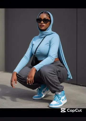 Partie 15:Prompt Gemini  1-Ouvrez Gemini 2-Importez votre photo  3-Collez le prompt  Prompt 1: Transforme ma photo en une jeune femme posant en squat, vêtue d'un ensemble streetwear moderne. Elle porte un hijab bleu clair qui se fond avec un crop top à manches longues de la même couleur. En bas, elle a un pantalon cargo gris anthracite et des baskets montantes blanches et bleu ciel. Elle est coiffée de lunettes de soleil noires rectangulaires et porte un petit sac à bandoulière noir. Ses ongles sont soignés et elle a quelques bagues discrètes. L'arrière-plan est un mur uni de couleur gris foncé ou anthracite. La lumière est naturelle et le style est réaliste, photographique. _________________ Prompt 2: Créez une femme élégante de cette photo téléchargée. Vêtue d'un haut licou noir et d'un jean délavé léger, assise avec désinvolture sur une caisse en bois. Elle regarde devant et Elle a porté la veste en jean (elle la porté et la laissé descendre seulement les deux mains sont couvertes) la veste en jean est de couleur bleu foncé L'arrière-plan a des effets de fumée et un décor de studio noir brillant. _________________ Prompt 3: Transforme mon image en un Portrait en noir et blanc d'une femme élégante et sophistiquée. Elle a une coiffure courte et volumineuse, en coupe carré taille 16 légèrement couvrant un cil, ce qui donne un effet mystérieux. Son maquillage est parfaitement soigne avec des lèvres foncées et un regard intense souligne par un eyeliner précis. Elle porte de petites boucles d'oreilles et un collier fin avec un pendentif en forme d'ancre. Ses mains sont délicatement posées près de son visage, mettant en valeur ses ongles longs et vernis. L'ensemble de l'image dégage une atmosphère chic, artistique et très raffinée. Tout en gardant le même visage, la même couleur de peau ne change rien au visage. #viral #prompt_gemini #feminin #astuce