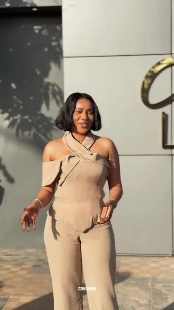 Un moment unique autour de « Éclosion », le tout nouvel album de @Mia Guisse 🌸 Artistes, amis et passionnés de musique se sont réunis pour découvrir un univers rempli d’émotions, de douceur et de renaissance. Une belle séance d’écoute, riche en partages et en vibrations positives. 💿✨ Vidéo :  @Zizou Maker  #Éclosion #MiaGuissé #SéanceDécoute #NouvelAlbum #MusiqueSénégalaise