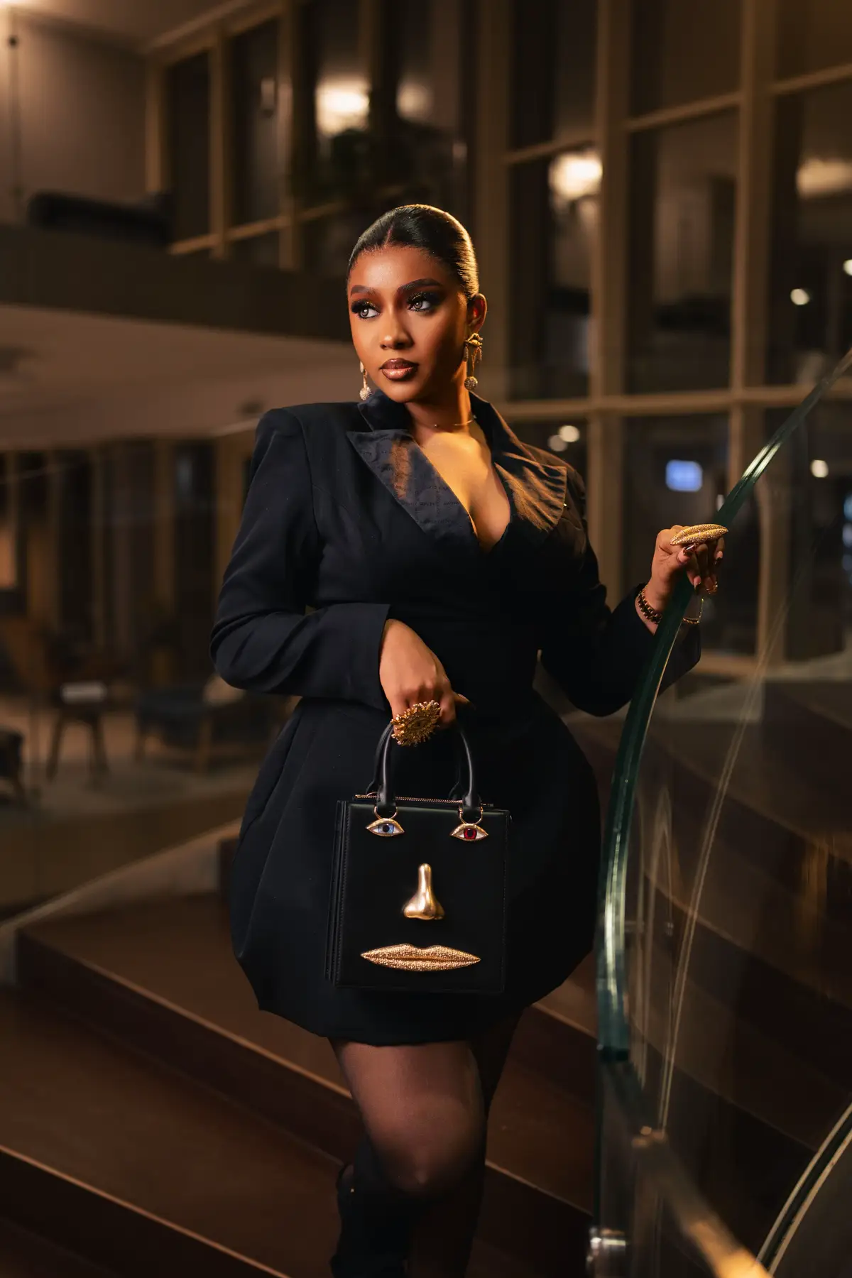 3 novembre… Le jour où je suis née, et le jour où j’ai rencontré celui qui partage ma vie. Deux destins, une même date, une même énergie. ♏ Aujourd’hui, je célèbre la femme que je suis devenue. Une femme qui s’est relevée après les tempêtes, qui a appris à sourire même avec des cicatrices. Je ne cherche plus à plaire, je construis. Je ne me justifie plus, j’avance. Tout ce que j’ai traversé m’a préparée à ce bonheur que je vis aujourd’hui. Ce bonheur valait toutes les pertes, toutes les épreuves, tous les silences. Je suis fière de la maman que je suis, fière de la femme que je deviens, fière de ma vision — grande, claire, et loin devant. ✨ Une Scorpion Girl. Une renaissance en noir, mais pleine de lumière. Tenue : @Amossa couture  Sac , chaussures, bijoux : @Bisecollection  Photo : @Tala Niang  Makeup : @Anouar Boni Makeup  💄 🌟  #rackyaidara #birthday #shooting