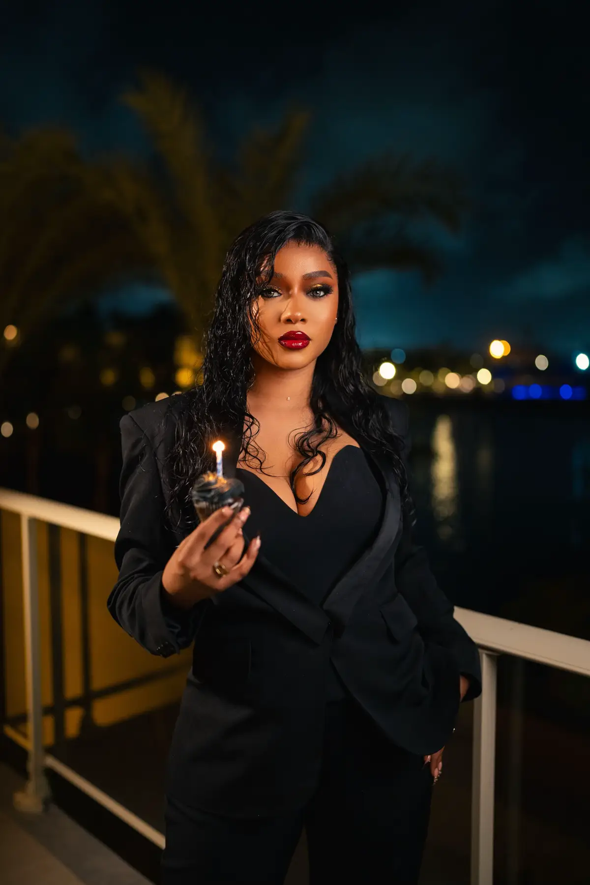 3 novembre… quelques heures avant un nouveau chapitre de ma vie. Aujourd’hui, je me souhaite un joyeux anniversaire. 🥂 Mais plus encore, je me souhaite une année différente, une année lumineuse. Une année remplie de paix, de bonheur, d’amour, de stabilité et de bonnes surprises. Une année entourée de ceux qui sont là aujourd’hui — mes amis, ma famille, mes collègues, mon mari, ma fille. 💖 Je prie pour moi, pour mon chemin, pour que Dieu m’accorde la sérénité et la réussite que je mérite. Je suis fière. Fière de tout ce que j’ai traversé, de tout ce que j’ai surmonté. Fière de la femme que je deviens, de cette force intérieure qui ne plie plus. Fière de cette mentalité qui m’élève chaque jour un peu plus. Depuis des années, à chaque anniversaire, je parle de mon parcours… Et aujourd’hui encore, je le dis : mon parcours n’a pas été facile. À toutes celles et ceux qui rêvent de succès, de bonheur, de mariage, de réussite… je vous le souhaite de tout cœur. ❤️ Car avant chaque victoire, il y a eu des larmes, des épreuves, des silences, des nuits d’inquiétude. J’ai connu des moments difficiles. En tant que jeune femme de 25 ans, j’ai grandi loin de mes parents, j’ai dû me battre, apprendre à me relever seule. Mais Alhamdoulilah, Dieu a mis sur ma route un homme mature, un homme qui m’aide à me surpasser, à me stabiliser, à croire encore au bonheur. Un homme qui m’a offert la plus belle chose au monde : ma fille. Aujourd’hui, quand je la regarde, je me dis que tout en valait la peine. Je suis fière. Fière de mon parcours, fière de ma force, fière de la femme que je suis devenue. Et surtout, reconnaissante envers Dieu pour tout ce qu’Il a fait pour moi. 🤍 #rackyaidara #birthday #fyp