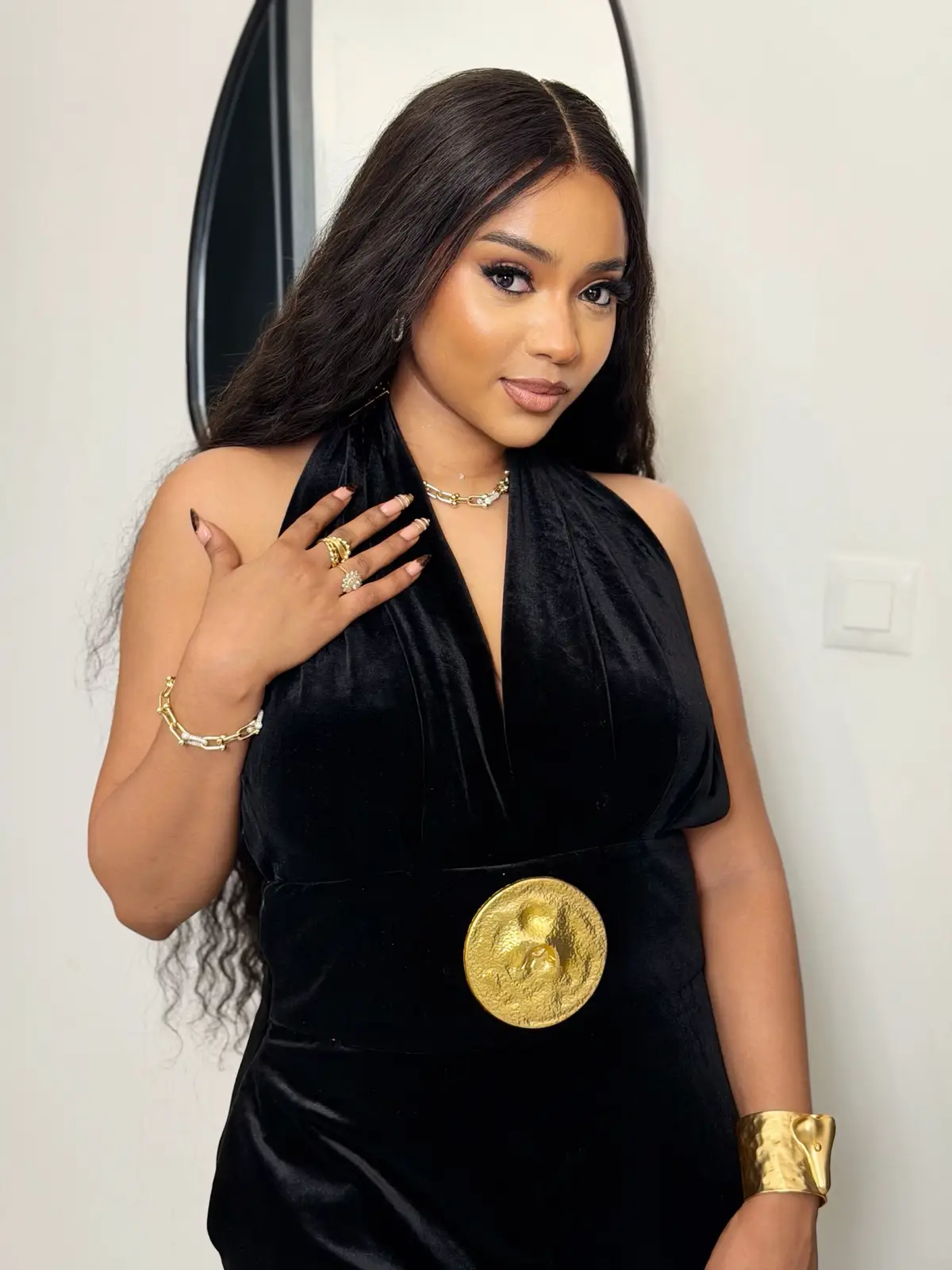 Merci à tous d’avoir été présents le jour de mon anniversaire. Merci de m’avoir honorée et d’avoir rendu cette journée si belle. Je suis vraiment très heureuse — vous avez été là pour moi, vous m’avez soutenue, aimée, chérie, avec tant de cadeaux, d’amour et d’affection. Je tiens à remercier du fond du cœur toutes les personnes qui se sont déplacées, et plus particulièrement ma belle-famille, venue de Kaolack à Dakar pour me faire une magnifique surprise. Sachez que cela m’a profondément touchée. Et mention spéciale à mon époux : merci pour tout, pour ton amour, ton attention, et pour le bonheur que tu m’apportes chaque jour. Je suis vraiment très, très contente. Merci infiniment ❤️ Merci beaucoup ma grande sœur d’amour bise collection pour cette amour ak yéné bingua am si mane contane na trop . Combinaison , sac , bracelet : @Bisecollection  Perruque kangué  Makeup : @chicfacecosmetics  #rackyaidara #birthday