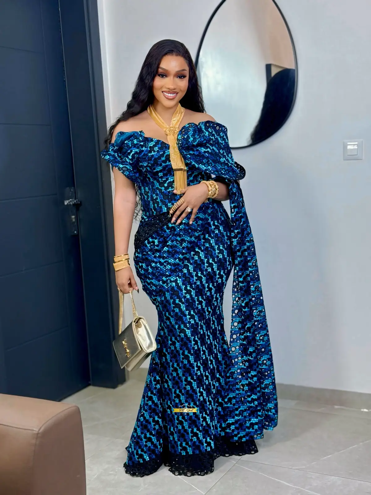 L’élégance d’une femme, c’est la paix qu’elle dégage même dans le silence. Chez @Bijouterielasolution chaque femme une boîte en or 🥰🥳  #rackyaidara #bijouterielasolution