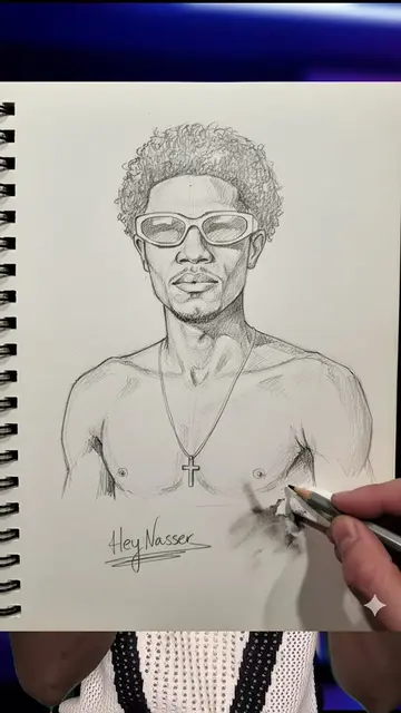 Voici le prompt:  Garde le même visage Sans changer de visage, créez un portrait en studio complet d'un jeune homme avec cheveux tressés, portant un t-shirt blanc, un short blanc et des basquettes blanches . Elle est assise sur de grandes lettres majuscules violettes qui épellent « Hey Nasser ». Le fond est sombre, avec des panaches vibrants de fumée violette, rose et orange émanant de derrière elle. L'éclairage est uniforme, mettant en valeur ses traits et le texte. L'esthétique globale est épurée et stylisée. Mon nom est Hey Nasser.  #gemini #ia #astuce