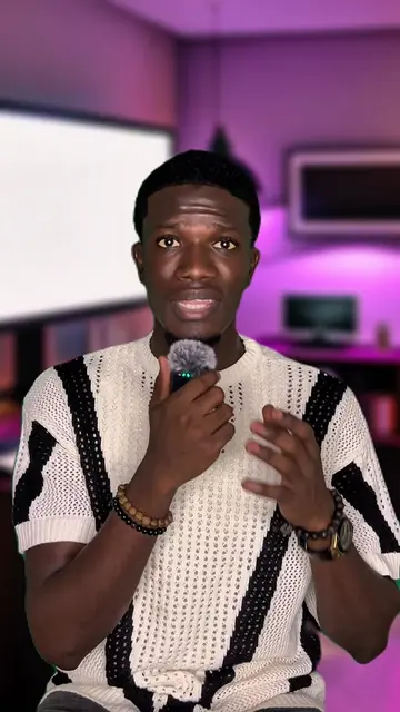 Comment creer des photos d’anniversaire avec gemini avec seulement ce prompt : Transforme cette image en Portrait de studio d'un jeune homme même visage élégante, de profil, soufflant les bougies (en forme du chiffre 23) d'un gâteau d'anniversaire noir avec plaine de bougies. La scène est sombre avec pour seule source de lumière principale une projection murale d'un grand chiffre "23' blanc et lumineux, créant un halo de lumière et des ombres douces et dramatiques sur le mur. L'homme porte un costume ajustée blanc. Ambiance tamisée, lumineuse et minimaliste. Photographie professionnelle, haute résolution, style cinématographique. #gemini #ia #astuce #tips #heynasser