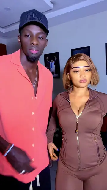 Mon femme seule 🤗😍 On m’attendait seul… j’arrive accompagné 🤗❤️ I love is game 🤩🏃🏾‍➡️