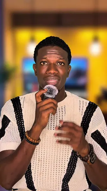 #gemini #ia #shooting  Garde le même visage Sans changer de visage, créez un portrait en studio complet d'un jeune homme avec cheveux tressés, portant un t-shirt blanc, un short blanc et des basquettes blanches . Elle est assise sur de grandes lettres majuscules violettes qui épellent « Hey Nasser ». Le fond est sombre, avec des panaches vibrants de fumée violette, rose et orange émanant de derrière elle. L'éclairage est uniforme, mettant en valeur ses traits et le texte. L'esthétique globale est épurée et stylisée. Mon nom est Hey Nasser