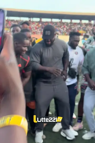 Eumeu Sene Tothie na Open Presse Prince bi 🔥💪 #foryoupage #viralvideo #lutte221tv #221live #pourtoi