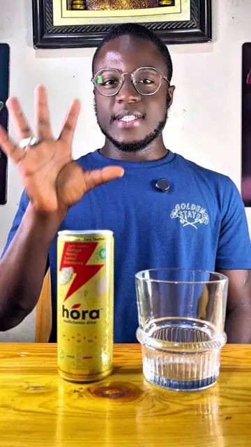 “Hora, une boisson rafraîchissante qui combine le citron 🍋, l’orange 🍊 et le sureau noir 🫐 pour un goût naturel et unique. Sucrée au miel 🍯, sans taurine ni caféine, elle offre une douceur légère et une fraîcheur idéale à tout moment de la journée.” #viralvideos