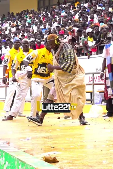 Mor Kang Kang Tothie na Stade bi Bi Dou Yoyou bi kang Kang Bi Le 🤣 #foryoupage #viralvideo #lutte221tv #221live #pourtoi