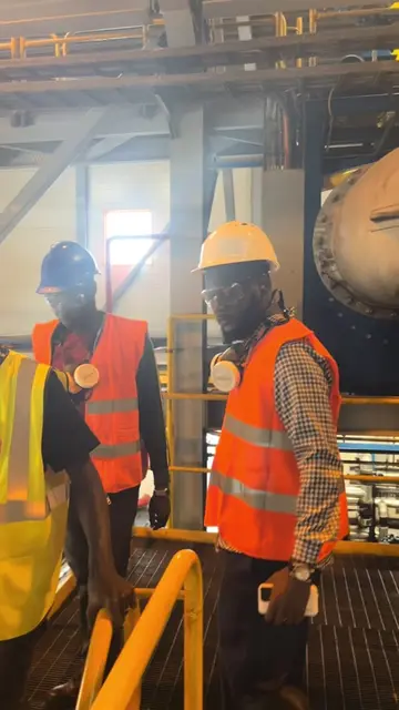 Senelec a convié plusieurs créateurs de contenu à une visite immersive de ses installations. Nous avons visité le dispatching de Mbao, nous avons pu échanger en profondeur sur le WOYAFAL et sur plusieurs sujets qui préoccupent aujourd’hui de nombreux Sénégalais. Cette rencontre nous a permis de mieux comprendre, afin d’expliquer et de partager des informations fiables avec le public. Voici quelques images de cette visite enrichissante. Sinon vous qu’est ce que vous attendez de Senelec ? Je reviendrai sur le sujet avec une autre vidéo que je suis entrain de vous préparer #Woyafal #senelec #ActualiteSenegal #OmarAfrica #infosenegal