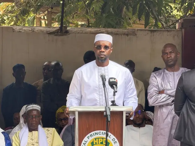 Le PM Ousmane Sonko a représenté, ce vendredi 5 décembre 2025, le President Bassirou Diomaye Diakhar Faye à la cérémonie de levée du corps de Madame Assimao Diakhaby, mère de Monsieur Moustapha Mamba Guirassy, Ministre de l’Éducation nationale. Paix à son âme 🤲🏽  #pulseviral