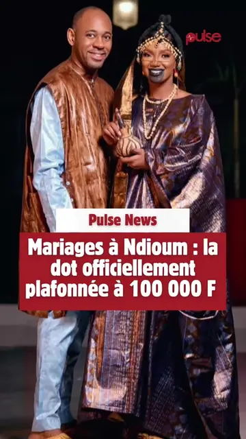 La ville de Ndioum vient de prendre une décision forte pour lutter contre la flambée des dépenses sociales. À l’issue d’une rencontre organisée à la maison d’Alhadji Seydou Nourou Tall, au quartier Darou Salam, les acteurs religieux et communautaires ont adopté une série de mesures destinées à rationaliser les coûts liés aux mariages et aux funérailles, deux événements souvent à l’origine de charges financières lourdes pour les ménages. Désormais, le montant de la dote est officiellement plafonné à 100 000 F CFA ou 50 000 F CFA, selon les circonstances. Le mariage religieux devra impérativement être célébré à la mosquée, afin de réduire les cérémonies parallèles considérées comme coûteuses. De nombreuses pratiques distribution de beignets, boissons, “hénétime”, repas onéreux sont purement supprimées. Elles seront remplacées par des collations simples telles que biscuits et bonbons, le traditionnel tangal. Les réformes touchent également les cérémonies funéraires. Durant les trois jours suivant un décès, il est désormais interdit aux familles endeuillées de préparer des repas. Ce devoir de solidarité revient désormais au voisinage, une manière de soulager les proches du défunt et de réduire la pression économique. Les imams, chefs de quartier et notables ont été chargés de veiller à l’application stricte de ces décisions. Des séances de sensibilisation seront organisées auprès de la population afin d’assurer une transition harmonieuse vers ces nouvelles pratiques. Ces mesures, qui s’inscrivent dans une dynamique de sobriété, ne sont pas une première dans la région. À Ourossogui, sous l’impulsion de Thierno Aliou Thiam, les autorités religieuses ont récemment interdit toute forme de festivités après la célébration du mariage religieux, dénonçant un engrenage de dépenses inutiles et de compétitions sociales. #pulsenewsreels #SinformerSurTikTok
