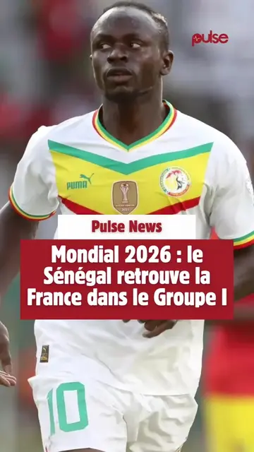Le tirage au sort de la Coupe du monde 2026, effectué ce vendredi par la FIFA, a réservé une affiche particulièrement attendue : le Sénégal et la France se retrouvent dans le même groupe, le groupe I. Les Lions de la Teranga, placés dans le pot 2, héritent ainsi d’un géant du football mondial comme premier adversaire. Ce choc rappelle immédiatement un souvenir gravé dans l’histoire du football africain : le match d’ouverture du Mondial 2002, remporté par le Sénégal (1-0) face aux champions du monde en titre. Une victoire signée Papa Bouba Diop, qui avait marqué à jamais la compétition et propulsé les Lions vers un quart de finale historique. Depuis cette rencontre légendaire, les deux nations ne se sont plus affrontées en Coupe du monde, rendant leurs retrouvailles encore plus symboliques. Si la France a confirmé son statut de puissance mondiale avec deux finales consécutives en 2018 et 2022, le Sénégal, lui, s’est imposé comme l’une des sélections africaines les plus régulières, notamment avec son titre à la CAN 2021 et une qualification pour les huitièmes de finale en 2022. L’équipe de Pape Thiaw devra désormais préparer cette confrontation avec sérieux, tant la France dispose d’un effectif riche et renouvelé. Mais les Lions, portés par leur expérience du très haut niveau et leur talent offensif, ont toutes les armes pour créer la surprise, à l’image de leurs glorieux aînés de 2002. Le tirage complet du groupe sera dévoilé à l’issue de la procédure en cours, mais une chose est sûre : le Sénégal–France sera l’un des matchs les plus attendus de la phase de groupes de cette Coupe du monde élargie. #pulsenewsreels #SinformerSurTikTok