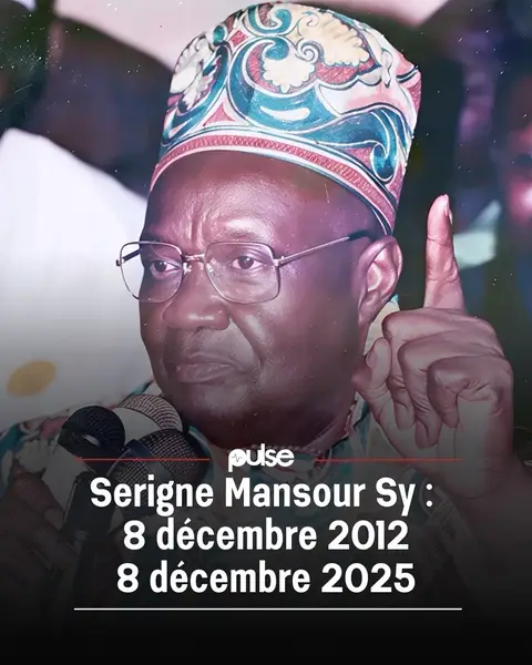 Le 8 décembre 2012, disparaissais Serigne Mansour Sy Ibn Cheikhal Khalifa, à Neuilly-sur-Seine, à l’âge de 87 ans.  « Né le 15/08/1925 à Tiwaoune, capitale de la science et de la culture islamique, Serigne Mansour SY est le fils de Serigne Ababacar SY et Sokhna Aicha SECK. Son arbre généalogique remonte jusqu’à Cheikh Yahya qalqmi. Serigne Mansour est le fils de Serigne Alhaji Malick SY (RYA), le porteur de l’étendard de la confrérie tidiane dans l’Afrique occidentale. Serigne Alhaji Malick SY, fils de Ousmane, fils de Mou’az, fils de Mouhamed, fils de Aly, petit-fils de Youssouf de Djolof, est le petit-fils de Yahya qalqami. Que la bénédiction d’Allah soit sur eux. Cette famille est notamment réputée pour leurs qualités morales et imprégnation dans la science. Serigne Ababacar SY fut une montagne de savoir et un grand ascète dont la personnalité dégageait les symptômes de la chasteté, de la dévotion et de la droiture. En homme de Dieu, il passait la journée, comme la nuit, à l’adoration de Dieu, à l’invocation, à la récitation du Coran ainsi qu’à la glorification. Très attaché à la Sunna et au Coran, il défendait avec conscience la Charia (loi islamique) et la Tidianiya. Quant à sa mère, Sokhna Aissatou SECK, est la fille de Sokhna Bintou Demba SECK, fille de Serigne Dodj SECK, fils de Wasour un des grands fondateurs de la ville Mbaw. Leboue de souche, cette dame vaillante était d’une grande dévotion ; connue pour sa piété et sa générosité ».  Source : serignemansoursy.com #SinformerSurTikTok #pulseviral