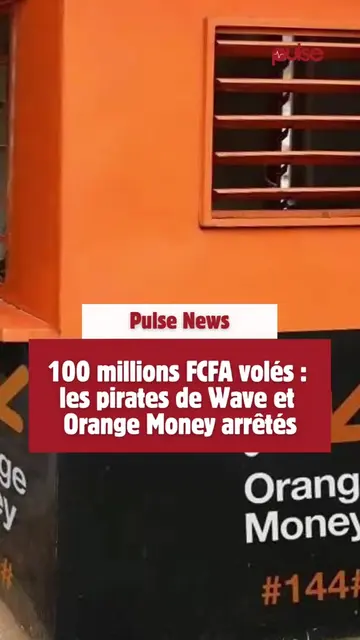 Ils fabriquaient de fausses cartes d’identité, pirataient des lignes téléphoniques et vidaient les comptes Wave et Orange Moneyde leurs victimes. Ils ont réussi à voler pus de cent millions de FCfa à leurs victimes. Ces pirates ont été finalement arrêtés par les gendarmes de la Section de recherches de Colobane. Selon les infos de L'OBS,le réseau a été démantelé suite à des plaintes venues tant de la Sonatel que de particuliers victimes de vols sur leurs comptes Wave et Orange Money. Plusieurs semaines de filatures, de recoupements et d’analyses financières seront nécessaires pour en dessiner les contours et identifier ses piliers. A la tête, Al. Guèye (42 ans), commerçant. Il est présenté comme le cerveau opérationnel du réseau. À ses côtés, M.D. Mbaye (34 ans), mère de famille, joue un rôle crucial : elle est la faussaire en chef, elle a reconnu avoir réussi à ramasser une dizaine de cartes d’identité pour ouvrir des lignes Orange Money. Deux autres acolytes, S.Ch. Mbacké et Kh. Tine, alimentent le système en données cibles : noms et numéros de téléphone de futures victimes. 🔹Leur modus operandi Leur mode opératoire, reconstitué par les enquêteurs, tient de la cybercriminalité méthodique. D’abord la fabrication de l’identité. Dans l’atelier clandestin, de fausses CNI sont produites à l’aide de cachets administratifs frauduleux, dont une réplique parfaite de celui du commissariat de Mbour. Deuxième étape, l’usurpation de la ligne. Armés de ces faux papiers, les fraudeurs font suspendre les lignes des victimes auprès des opérateurs, puis en récupèrent les nouvelles cartes SIM. Ensuite, le grand braquage numérique. Les téléphones sont «jailbreakés», les applications Orange Money ou Wave sont installées, les codes secrets réinitialisés via les SMS reçus sur la SIM piratée. En quelques minutes, les comptes sont vidés. Enfin, le recyclage de l’argent sale. Les fonds sont virés sur des comptes dits «poubelles» ouverts avec de fausses identités. Une partie est investie dans un commerce de façade, un bar-restaurant loué à 300 000 le mois et dont la rénovation aurait englouti plus de 12 millions de FCfa issus des vols, selon les aveux. 🔹 La perquisition et le butin saisi L’assaut final a permis des saisies spectaculaires dans les domiciles des suspects : cachets officiels contrefaits (cachet rond du commissariat de Mbour, cachet utilisé pour la légalisation de documents administratifs), six fausses CNI, une batterie de cartes SIM, du matériel informatique et même un faux billet de 10 000 FCfa. Des éléments qui ont fait basculer les interrogatoires. Al. Guèye a décrit par le menu des piratages spécifiques, comme celui de la société Lansar-Auto, dont il a falsifié le Ninea pour en voler la ligne et vider le compte associé. Al. Guèye, M.D. Mbaye, Serigne Ch. Mbacké et Kh. Tine, les quatre membres interpellés, ont été placés sous mandat de dépôt. Ils sont poursuivis pour une batterie de chefs d’accusation : association de malfaiteurs, faux et usage de faux, usurpation de lignes, accès frauduleux à des systèmes informatiques, blanchiment de capitaux. Les gendarmes traquent activement trois autres membres présumés du réseau, toujours en cavale. #pulsenewsreels #SinformerSurTikTok