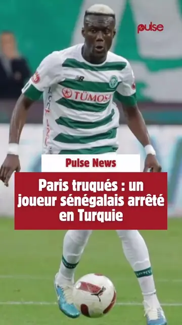 Hier lundi la justice d’Istanbul a ordonné la détention provisoire de onze joueurs évoluant en 1re et en 2e divisions. Neuf d’entre eux sont soupçonnés d’avoir parié sur leurs propres matchs, un acte lourdement réprimé par la loi et par les règlements sportifs. L’enquête, qui secoue depuis plusieurs semaines les coulisses du football en Turquie, ne cesse de s’élargir. Dix-neuf autres personnes, parmi lesquelles quatre joueurs de Süper Lig, ont été placées sous contrôle judiciaire, après avoir été entendues par les enquêteurs. Parmi les joueurs de l’élite cités dans le dossier, figure le milieu sénégalais Alassane Ndao (29ans), actuellement sous contrat avec Konyaspor. L’ancien pensionnaire de Dakar Sacré-Cœur est mis en cause aux côtés de Metehan Baltacı (Galatasaray) et Mert Yandaş (Fenerbahçe), ce dernier étant accusé d’avoir effectué des paris par l’intermédiaire d’un tiers pour tenter de masquer son implication. Le 27 octobre, une enquête de la Fédération turque de football avait révélé que 152 arbitres des ligues professionnelles de football turques (sur plus de 500), dont 22 officient en première division, « pariaient activement » sur des matchs. La TFF a suspendu dans la foulée 149 directeurs de jeu pour des durées allant de huit à douze mois, promettant de « nettoyer » le football turc. Les six arbitres envoyés en détention lundi officiaient en tant qu’arbitres assistants en troisième et quatrième divisions, selon le site de la fédération. 🔹Les championnats de troisième et quatrième divisions suspendus Dans un communiqué commun, les arbitres incriminés ont affirmé qu’aucun d’entre eux n’avait jamais parié sur un match qu’il dirigeait. Certains assurent également que leurs paris remontent à une époque où ils étaient encore amateurs. En 2011, un scandale de matchs truqués sans précédent en Turquie avait déjà secoué les championnats de première et deuxième divisions, éclaboussant notamment le grand club stambouliote de Fenerbahçe. #pulsenewsreels #SinformerSurTikTok