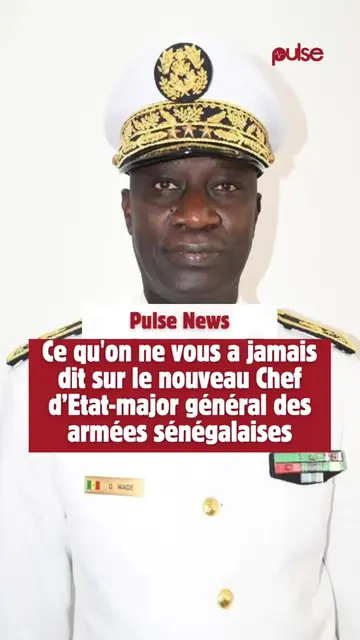 Vice-Amiral d’estrade, Oumar Wade, vient tout juste promu Chef d’État-major général des Armées sénégalaises. Formé à la discipline avant même d’avoir rêvé d’embrasser les flots, Oumar Wade accomplit, de 1981 à 1988, l’un des parcours les plus exigeants qu’offre la République : le Prytanée militaire de Saint-Louis, rapporte L'OBS, qui dresse son portrait. En 1988, il rejoint officiellement les Forces armées du Sénégal au titre des classes préparatoires. En 1990, il prend le cap de Brest, mythique sanctuaire de la formation navale française. Il y obtient le diplôme d’ingénieur, spécialité Énergie/Propulsion, science du mouvement, puissance maîtrisée, cœur technique des navires de combat. De 1993 à 2008, le marin se fait chef. Affecté successivement à divers bâtiments de la Marine nationale, il apprend la mer par tous les temps et sous tous les commandements, avant de recevoir les siens propres. Il sert à bord de plusieurs unités navales où il occupe des fonctions à la fois techniques et de commandement. Il dirige successivement la Vedette Côtière Rapide Sine-Saloum II, l’EDIC Falémé II puis le Patrouilleur de Haute Mer Njambuur. Il exerce également diverses responsabilités stratégiques en tant que commandant d’unité au Centre d’Instruction Naval et chef du service «Energie», notamment à bord du MS/Le Joola, du Phm Njambuur et du Phm Fouta. Son parcours, riche d’une longue expérience en mer, s’est aussi construit à terre où il a alterné les fonctions opérationnelles et décisionnelles : Chef du Bureau Emploi à la Division Opérations, officier adjoint au Chef de Cabinet du Cemga, Chef du Bureau Planification Opérations, Commandant en second du Groupement Naval Opérationnel, Observateur militaire à la Mission de l’Onu en République Démocratique du Congo, Chef de la Division Opérations à l’État-major de la Marine, puis Officier adjoint au Chef d’état-major de la Marine nationale. Il sera ensuite nommé Secrétaire général de la Hassmar avant d’accéder au poste de Chef d’état-major de la Marine nationale. A la tête de la Marine, il conduit la mise en œuvre de la composante maritime du Format 2025 des Armées. Cette période se distingue par des avancées majeures : création et ouverture de l’École de la Marine nationale en juin 2022, finalisation du programme d’acquisition des trois patrouilleurs de haute mer type Walo, et mise en service des stations fluviales renforçant la sécurité des voies intérieures. Le 10 avril 2023, il est promu Vice-amiral et nommé Chef de l’Etat-major particulier du Président de la République. Diplôme de Qualification Supérieure de Sécurité, Spécialité Énergie-Propulsion, International Maritime Officers Course (Imoc), diplôme d’État-major interarmées (ACSC7, Royaume-Uni), qualification en Démobilisation-Désarmement-Réintégration, Brevet de l’École Supérieure de Guerre Navale (États-Unis), diplôme du Royal College of Defense Studies (Royaume-Uni) ainsi qu’un Master en Sécurité et Stratégies obtenu au King’s College de Londres. Le Vice-amiral Oumar Wade porte les distinctions honorifiques suivantes : Officier de l'Ordre national du Lion, Officier dans l’ordre du Mérite, Médaille d’honneur de la Marine nationale, Officier dans la Légion d’honneur française, Chevalier dans l’Ordre du Mérite maritime français. Il a également été décoré de la Croix du Mérite de la Guardia Civil dans sa catégorie d’Argent ainsi que de la Médaille de la Mission d’observation des Nations Unies pour la République démocratique du Congo. #pulsenewsreels #SinformerSurTikTok