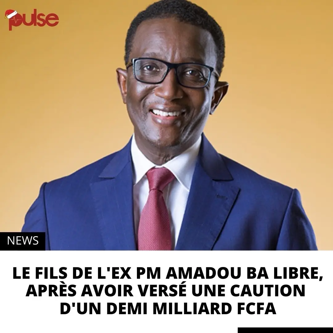 Poursuivi pour association de malfaiteurs en bande criminelle organisée et blanchiment de capitaux, Ibrahima Bâ, fils de l’ex PM Amadou Bâ, vient d’être libéré sous caution. Ibrahima Ba, fils de l’ancien Premier ministre Amadou Ba, et le chauffeur Cheikh Tidiane Seck osnt libres. Ce, après avoir versé une caution solidaire de 550 millions de FCFA. Leur remise en liberté provisoire fait suite à leur audition au fond les 3 et 4 décembre 2025. A signaler que leurs avocats, Mes Boubacar Wade, Boucounta Diallo, Demba Ciré Bathily, Amadou Aly Kane, Souleymane Ndéné Ndiaye, Pape Samba So, Takha Cissé et Djiby Seydi, avaient introduit une demande de mise en liberté provisoire. Celle-ci a été acceptée par le président du collège des juges d’instruction du pool judiciaire et financier. Ibrahima Bâ, fils de l’ancien Premier ministre Amadou Ba, a été écroué, suite aux révélations de la Centif sur ses parts dans la SCI Cts, société immobilière détenue avec Amadou Macky Sall, fils de l’ancien Président de la République. S’agissant d’Ibrahima Bâ, l’attention des enquêteurs se concentre sur les 30 % des parts qu’il détient dans la SCI Cts, société immobilière constituée avec le fils de l’ancien président de la République, Amadou Macky Sall. Selon la Centif, ces parts auraient été financées «grâce à la vente en 2002 d’un terrain situé à Ouakam». Toutefois, des sources proches de l’entourage d’Ibrahima Bâ soutiennent une toute autre version. Elles affirment qu’il avait apporté comme contribution un terrain acquis en 2008, à une époque où Macky Sall n’était pas encore Président de la République du Sénégal. #pulsenewsreels #SinformerSurTikTok