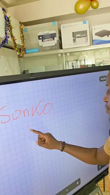 Je vous présente l'écran interactif de Hikvisin disponible en 75, 65 et 86 pouces, 4K Ultra HD disponible chez @Hikvision Sénégal #Hikvision #EcranPro #TechSénégal #BusinessTech #DigitalDisplay