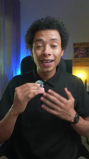 Comment s’avoir lorsqu’on est filmé en secret 😱 • Le voyant lumineux (LED) sur les lunettes Ray-Ban Meta sert principalement à protéger la vie privée et à signaler aux personnes environnantes qu’un enregistrement vidéo ou photo est en cours. Contrairement à un téléphone, ces lunettes se portent sur le visage, rendant l’acte de filmer peu visible sans cet indicateur.  #raybanmeta #tutorial #tipsandtricks