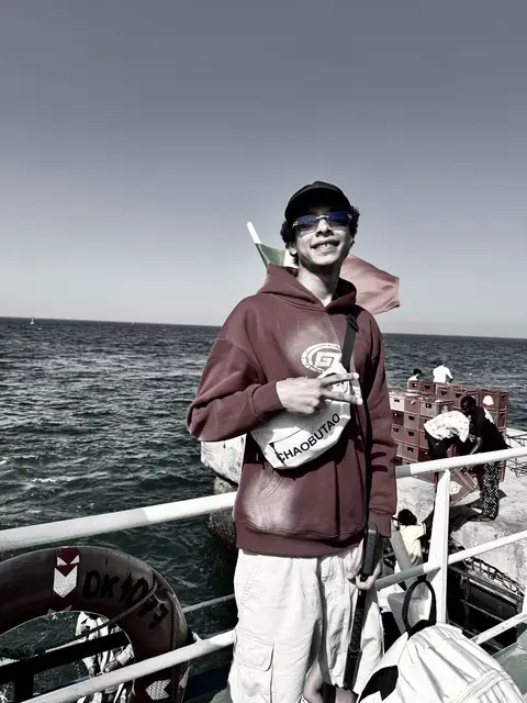 Pour une journée inspirante , il m’arrive d’y aller faire un tour histoire de prendre un peu de recul , respirer et à chaque fois que j’y vais c’est comme si c’était ma première fois . Et cette journée m’a rappelé que la vie est belle , ma copine c’est la meilleure , mais les femmes de Town sont trops belles mashalla 😩 dommage pour eux que mon cœur est déjà pris . Mes followers me reconnaissent partout ça fait trop plaisir 🙌 Le travail continue stop at Nothing guys 🚀 visons toujours plus haut que le ciel 🌌  #khanangabagne