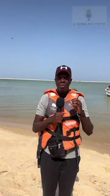 Je vous amène avec moi en Immersion au Parc National de la Langue de Barbarie…🤩✅ Le Parc National de la Langue de Barbarie est l’un des 6 parcs nationaux au Sénégal. Il est situé dans le Gandiolais à une vingtaine de kilomètres au sud de Saint-Louis, en grande partie sur la Langue de Barbarie jusqu’aux marigots des rives continentales du fleuve et quelques îlots comme la fameuse « île aux oiseaux » qui accueille d’avril à octobre, des milliers d’oiseaux migrateurs, le temps de la nidification.   Réserve ornithologique fragile de 2000 hectares créée en 1976 , le Parc de la Langue de Barbarie s’étire sur une quinzaine de kilomètres et une largeur de quelques centaines de mètres à près d’un kilomètre entre le fleuve Sénégal et l’Océan Atlantique. Sa partie exposée à la mer est constituée de dunes fixées par des filaos alors que côté plage, le sable sert de ponte pour les tortues marines. Un site remarquable où vous pourrez admirer entre autre flamants roses, pélicans, cormorans, hérons, aigrettes garzettes, vanneaux éperonnés, dendrocygnes, sternes, goélands et mouettes… #tiktoksenegal🇸🇳 #senegal #pourtoi #information #senegalaise_tik_tok🇸🇳pourtoichallenge