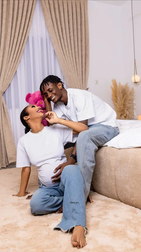 Chaque jour est une nouvelle aventure depuis l’arrivée de notre petit bout. Les rires, les câlins et ces moments de tendresse illuminent nos journées. 🥰 On adore le voir grandir et découvrir le monde autour de lui ! Prêts pour partager toutes ces petites choses qui rendent la vie si belle. 🌟 @Bbei Binta ✨MRS thiam ❤️💍