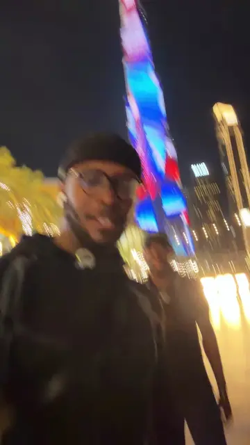 Entre business et vision 💼✨ J’ai retrouvé mon ami, le berger à Tech, à Dubaï 🇦🇪. On a visité sa suite… et surtout échangé sur des projets lourds qui arrivent très bientôt 👀🔥 Ce n’est que le début. La suite arrive dans les prochaines vidéos 🚀 #Business #Entrepreneur #Tech #Motivation