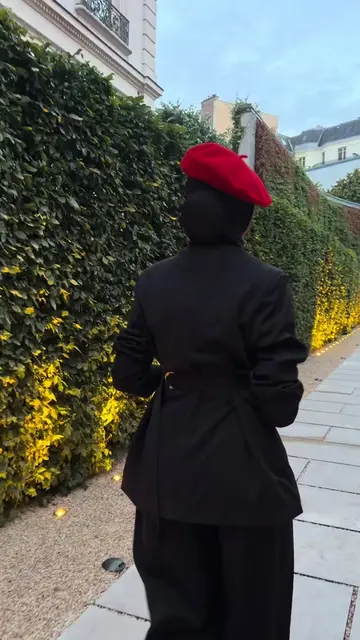 Aujourd’hui, c’est la France qui se présente elle-même😌 Derrière la Tour Eiffel, les croissants, le luxe et la mode, se cache un pays dont l’histoire a marqué le monde. D’un royaume à une république, de Molière à Louis Pasteur, des Champs-Élysées au PSG, chaque symbole raconte une partie de son histoire. C’est aussi ça que j’aime quand je découvre un pays : aller au-delà des clichés et comprendre ce qui a façonné son identité au fil des siècles😍 Et vous, quelle est la première chose qui vous vient à l’esprit quand on pense à la France ? #france #paris #discovery #histoire #fah