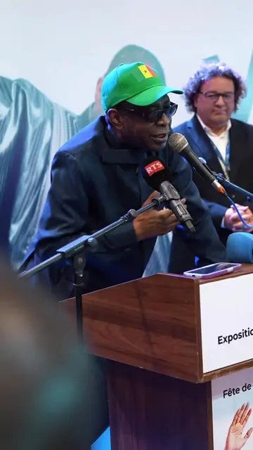 Certaines personnes marquent une époque. D’autres traversent les générations. À travers sa voix, ses chansons et les messages qu’il transmet depuis des décennies, Youssou N’Dour a accompagné nos parents, inspiré nos aînés, marqué notre génération et continuera sans doute d’inspirer celles qui viendront après nous. Au-delà du talent, c’est aussi un exemple de discipline, de constance, de discrétion et de respect de son image. Un parcours exceptionnel dont la jeunesse peut tirer de précieuses leçons. Pour moi, Youssou N’Dour est comme un livre aux multiples chapitres, dans lequel chacun peut trouver un enseignement sur la vie, l’amour, la famille, la société et l’avenir. Célébrer un tel parcours, c’est rappeler l’importance de reconnaître nos légendes de leur vivant. 🤍🇸🇳 #rackyaidara #djkheucha #youssoundour