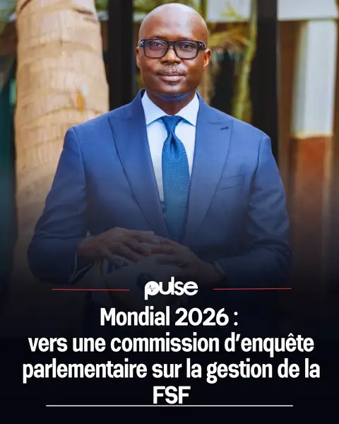 La campagne du Sénégal au Mondial 2026 pourrait connaître des prolongements sur le plan institutionnel. Selon des informations révélées par le journaliste Mamadou Ndiaye, deux députés de l’Assemblée nationale préparent actuellement une proposition de résolution visant à mettre en place une commission d’enquête parlementaire sur la gestion de la Fédération sénégalaise de football (FSF). Cette démarche intervient dans un contexte marqué par l’élimination des Lions de la Teranga, mais aussi par les nombreuses polémiques qui ont entouré leur participation à la compétition. Plusieurs interrogations ont émergé dans l’espace public concernant l’organisation, les choix sportifs et la gouvernance de l’instance dirigeante du football sénégalais. D’après la même source, le texte n’a pas encore été officiellement déposé sur le bureau de l’Assemblée nationale. Il s’agit, à ce stade, d’une initiative en cours d’élaboration, dont les contours restent à préciser. Si elle venait à être adoptée, cette proposition permettrait la création d’une commission d’enquête parlementaire chargée de faire la lumière sur la gestion de la FSF durant la période du Mondial. Conformément aux prérogatives du Parlement, une telle commission pourrait procéder à des auditions et recueillir des informations auprès des différents acteurs impliqués. #pulsenews #pulsenewsreels