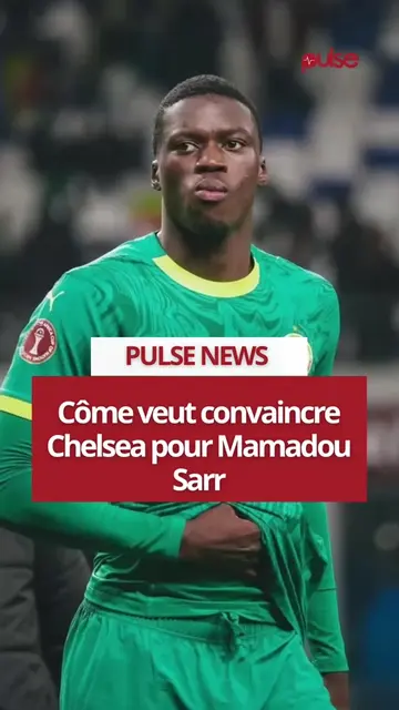 Les dirigeants londoniens étudient plusieurs départs pour offrir davantage de temps de jeu aux jeunes talents. Mamadou Sarr pourrait ainsi quitter provisoirement les Blues. Selon Transferfeed, Côme souhaite accueillir le défenseur central sous la forme d’un prêt. Le club italien apprécie le profil du défenseur de 20 ans. Les dirigeants de Côme envisagent un prêt d’une saison. Cette solution permettrait au joueur de poursuivre sa progression dans un championnat exigeant. Chelsea ne fermerait pas la porte à cette possibilité. Le club anglais souhaite accompagner le développement de ses jeunes joueurs. Un prêt apparaît comme une option crédible pour accélérer leur évolution. 🔹Un contrat longue durée avec les Blues Mamadou Sarr reste lié à Chelsea jusqu’en juin 2033. Les dirigeants londoniens continuent donc de croire en son potentiel. Aucun transfert définitif ne serait actuellement envisagé. Le natif de Martigues pourrait voir cette opportunité d’un bon œil. Une saison complète en Serie A lui offrirait une expérience précieuse. Elle pourrait également renforcer sa confiance avant un retour à Londres. Côme espère désormais convaincre Chelsea de finaliser ce prêt. Le club italien veut renforcer sa défense avec un joueur prometteur. De son côté, le club londonien pourrait récupérer un défenseur plus expérimenté dès l’été prochain. Les prochaines semaines devraient être déterminantes dans ce dossier. Toutes les parties semblent ouvertes à une solution favorable. Une décision pourrait rapidement intervenir avant la reprise officielle des compétitions. #pulsenews #pulsenewsreels
