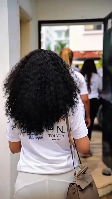 Aujourd’hui, nous nous sommes rendues à Thiès avec la Fondation N.H. Woman Développement 360, dont je suis fière d’être l’ambassadrice, aux côtés de Lila Sénégal. Autour du thème de l’hygiène féminine, de la confiance en soi et de la santé de la femme, nous avons eu de précieux échanges avec des femmes et des adolescentes. Accompagnées d’une sage-femme, nous avons abordé des sujets essentiels comme le planning familial, le cycle menstruel et l’importance de prendre soin de soi. Cette journée a également été marquée par la distribution de plusieurs trousses d’hygiène contenant notamment des brosses à dents, du dentifrice, du gel douche, du savon, des serviettes hygiéniques et des couches pour bébé. Parce qu’informer, accompagner et agir sont des gestes qui peuvent transformer des vies. ❤️ #lilasenegal #rackyaidara