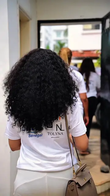 Autour du thème de l’hygiène féminine, de la confiance en soi et de la santé de la femme, nous avons eu de précieux échanges avec des femmes et des adolescentes. Accompagnées d’une sage-femme, nous avons abordé des sujets essentiels comme le planning familial, le cycle menstruel et l’importance de prendre soin de soi. Cette journée a également été marquée par la distribution de plusieurs trousses d’hygiène contenant notamment des brosses à dents, du dentifrice, du gel douche, du savon, des serviettes hygiéniques et des couches pour bébé. Parce qu’informer, accompagner et agir sont des gestes qui peuvent transformer des vies. ❤️ @Lilas Sénégal  #LilaSénégal #womendevelopment360 #rackyaidara