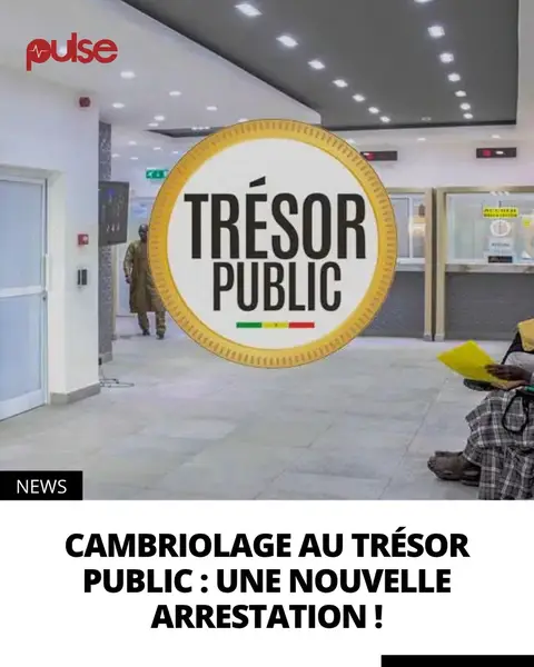 Gros rebondissement dans l’affaire du cambriolage survenu à la Direction de l’Informatique du Trésor Public survenu dans la nuit du 1ᵉʳ au 2 mars 2025. Cette nuit, des individus s’étaient introduits dans les locaux de ladite direction emportant des ordinateurs ainsi que des liasses de billets. Dans le cadre de la poursuite des investigations, lla Sûreté urbaine (SU) a procédé à une nouvelle arrestation, le 19 août 2026. Le mis en cause, conducteur de moto-taxi « Tiak-Tiak » et domicilié au quartier Rebeuss, est passé aux aveux. Il a déclaré avoir cédé trois (3) ordinateurs volés à un gérant d’un commerce de matériel informatique établi à la Médina, pour la somme de quatre cent mille (400 000) francs CFA. Le suspect a par ailleurs indiqué avoir tenté, par la suite, de récupérer les équipements auprès de leur acquéreur, après que l’affaire eut connu un important retentissement médiatique. Ce dernier lui aurait toutefois répondu avoir déjà revendu les ordinateurs, avant de l’inviter à quitter le territoire national. Le mis en cause a également soutenu que l’acquéreur présumé serait décédé au lendemain de la fête de la Tabaski 2026. Un transport sur les lieux effectué par les enquêteurs a permis d’entendre le gérant du commerce en question, qui a confirmé le décès de l’intéressé, survenu courant juin 2026 des suites d’une maladie. Le suspect a été placé en garde à vue à l’issue de son audition. Lire plus sur Pulse.sn #pulsenewsreels #Sinformersurtiktok
