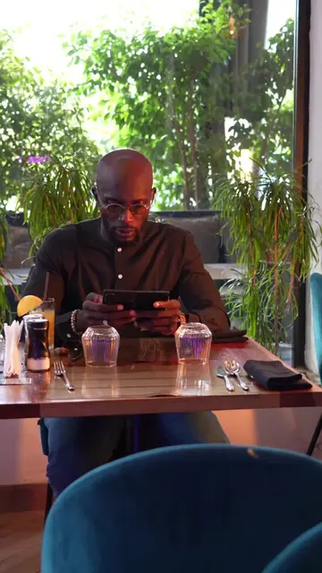 Quand je n'ai pas envie de sortir mon PC, voilà à quoi ressemble mon bureau.  #SamsungSenegal #ZFold8 ...